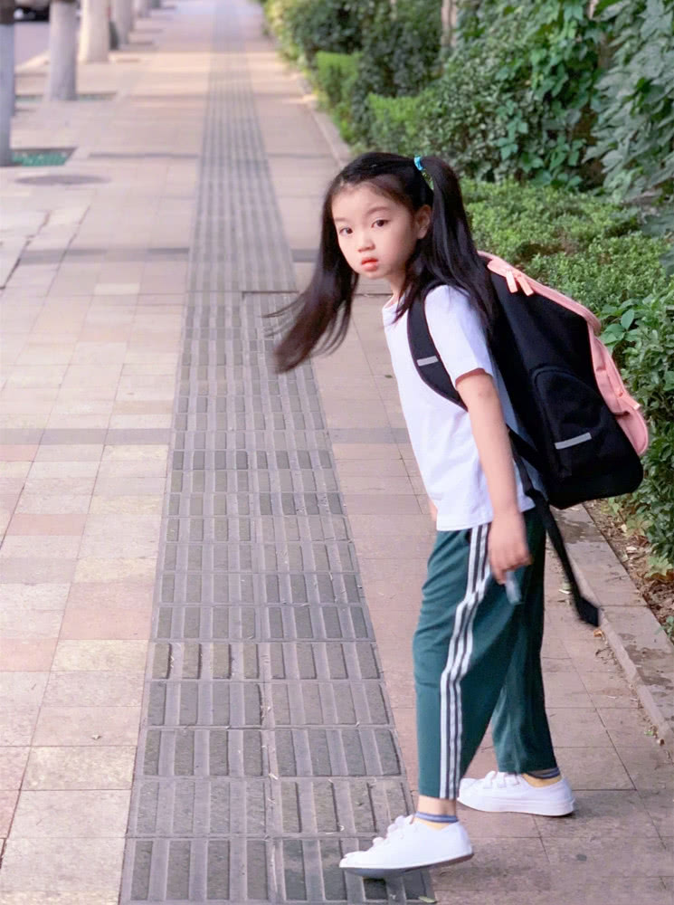 萌娃阿拉蕾开学，双马尾白T恤造型简约，私下甜美范儿俨然小女神