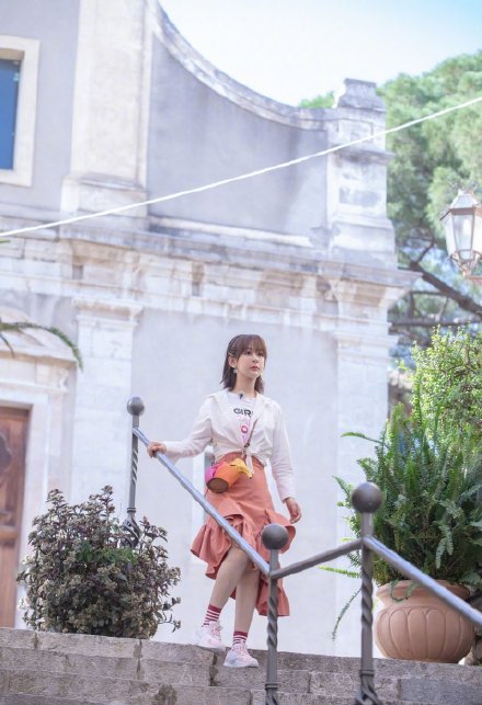 杨紫短衬衣搭配半边裙，高挑纤细，越来越美