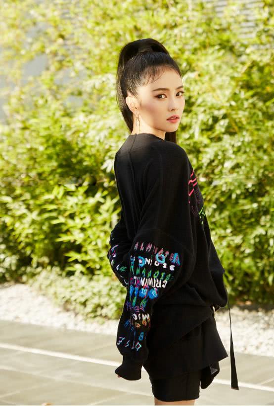 白鹿接长发变回女魔头,头发绷的脸都变形了