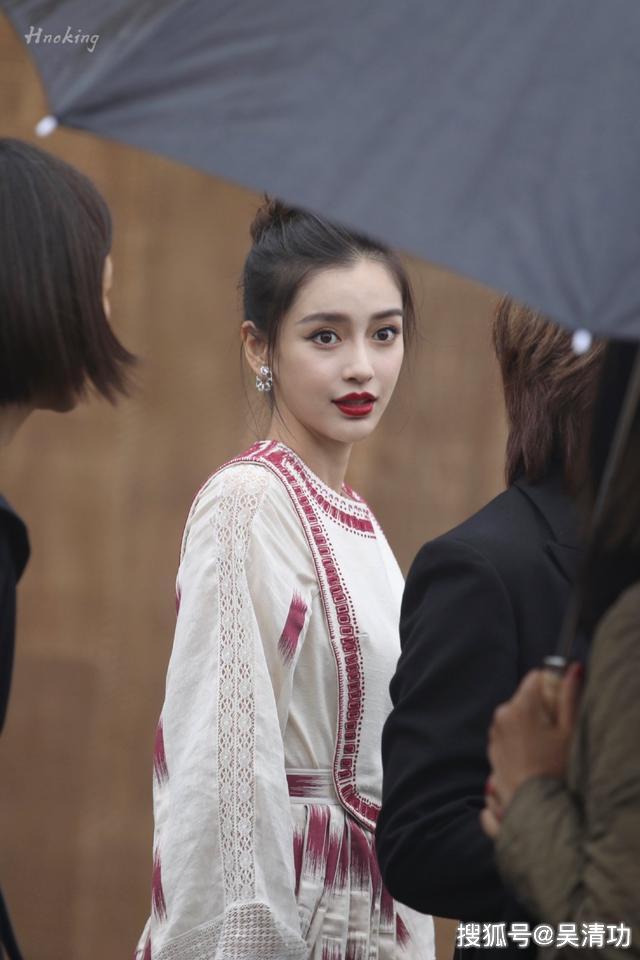 周涛和倪虹洁素颜亮相,比穿泳装的张檬、穿时装的baby活得潇洒