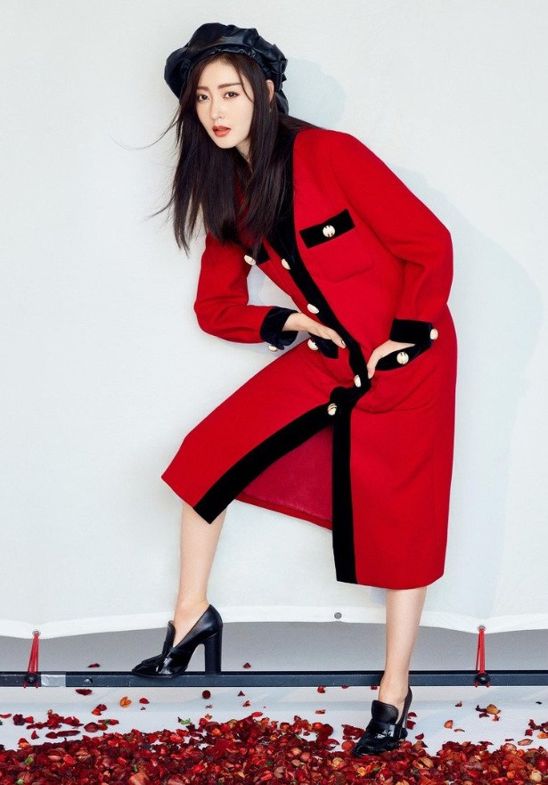 张天爱私服照红色系列魅力十足,很会穿衣