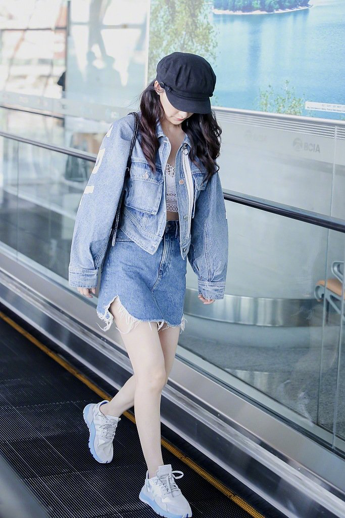 李沁穿牛仔装机场街拍，展现清凉性感一片