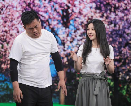 柳岩最新造型换画风，从省布料的熟女到扮嫩学生妹，但她真不适合