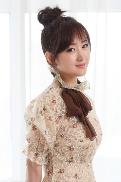 法式空气刘海要“失宠”？黄圣依露额头更少女，美回16岁