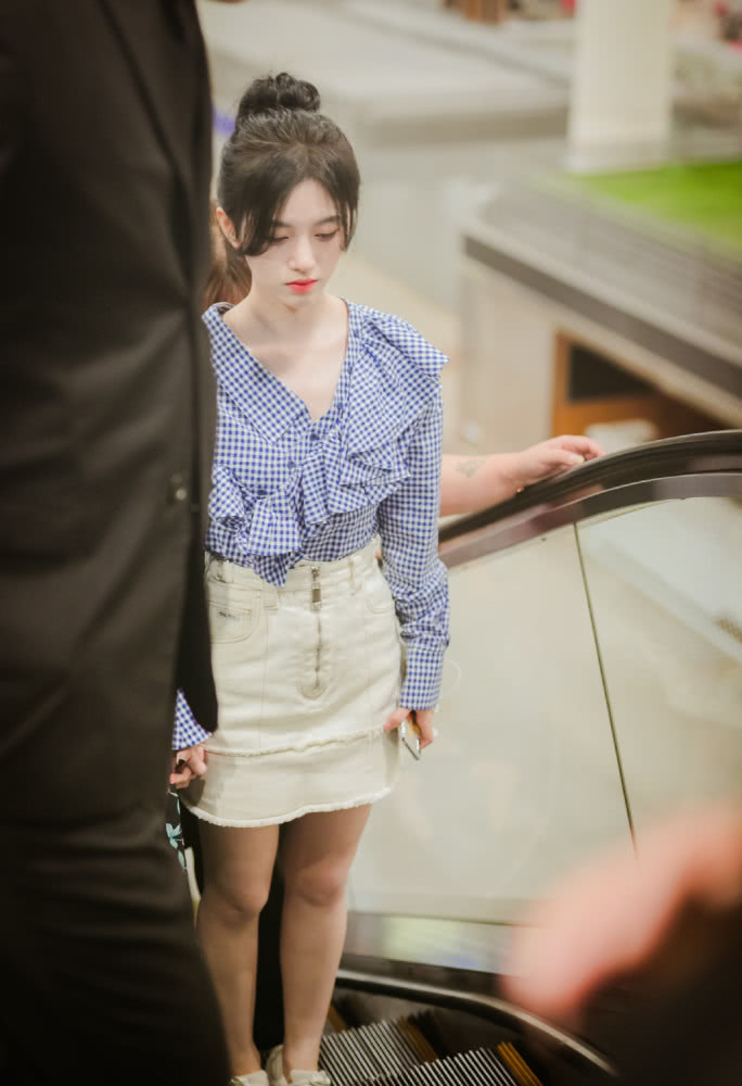 鞠婧祎和郑爽穿同款格纹上衣,这下知道腿长的重要性了