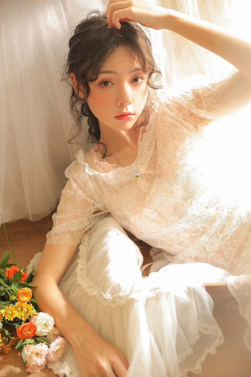 穿透视蕾丝装的美丽小仙女唯美娴静写真图片