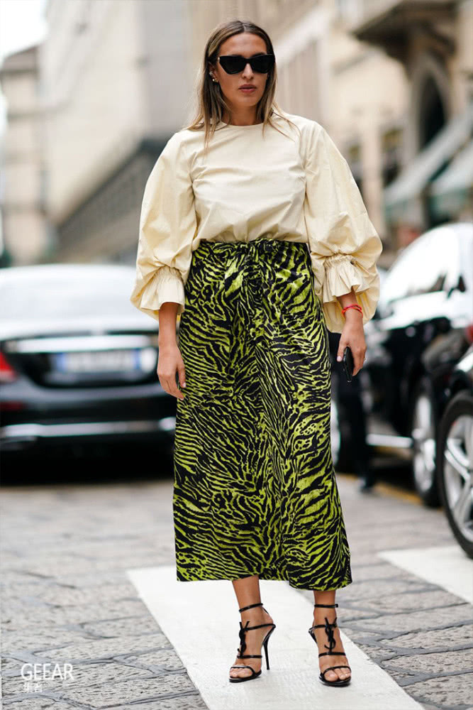 不知道秋天怎么穿？看这5张米兰时装周街拍图片，让你穿搭有头绪