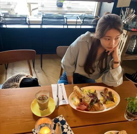 女神秀智私服搭配简约时尚又大气,值得女生们学习借鉴