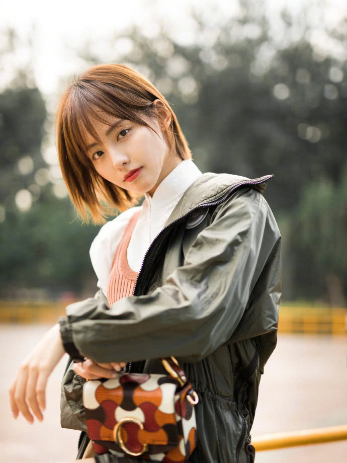 张嘉倪一身清纯装扮配上可爱的短发,秒变青春少女