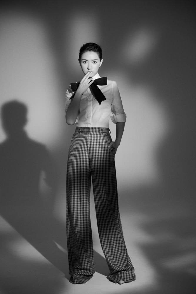 万茜穿拼接条纹裙背彩虹小兔包,美回18岁