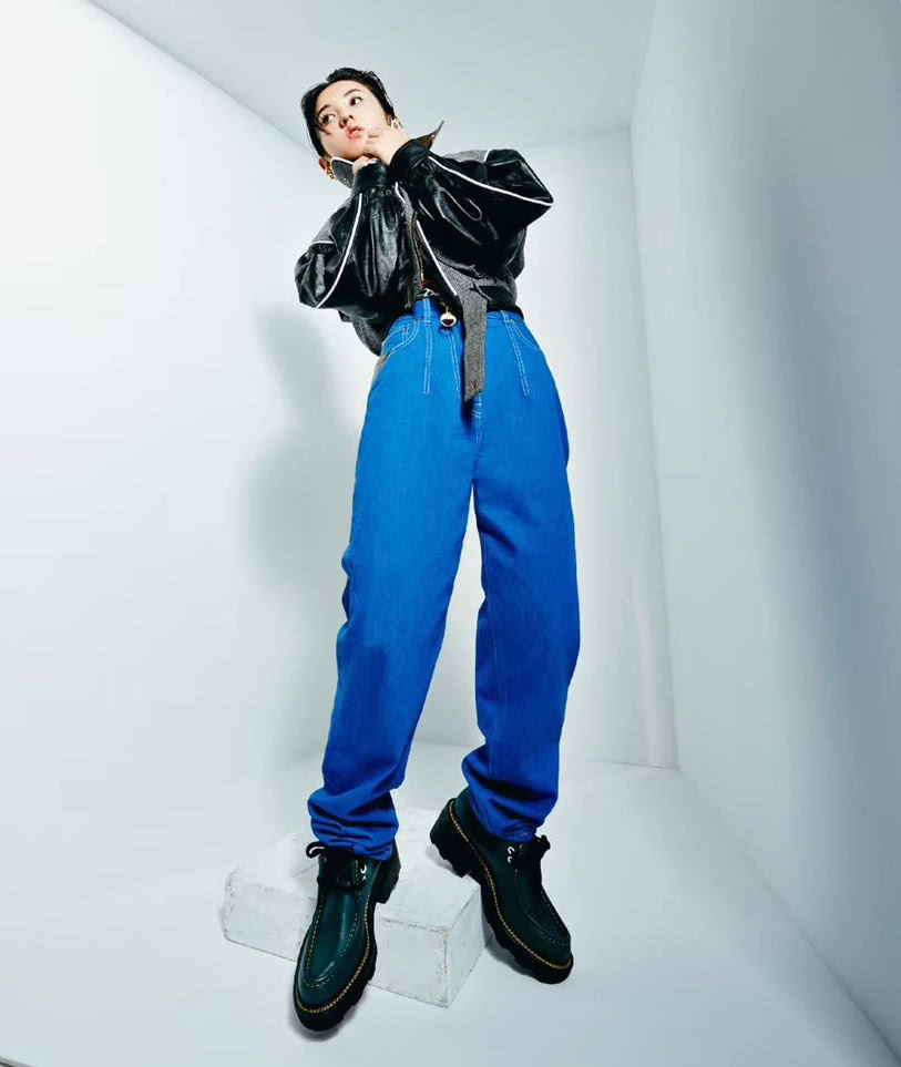 张子枫穿4万3的外套搭配牛仔裤，比男的都帅