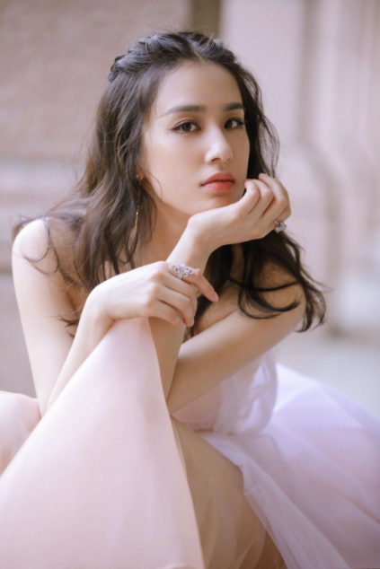 法式空气刘海要“失宠”？黄圣依露额头更少女，美回16岁