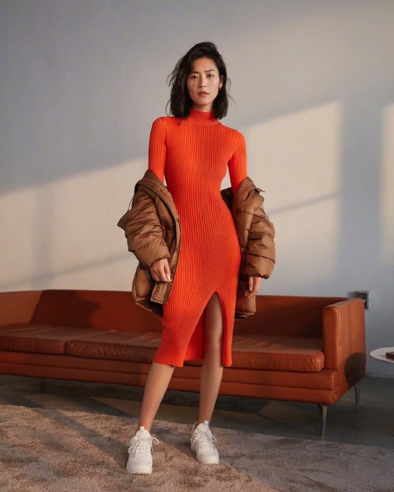 刘雯男友风西装配丝巾，脚踩短靴气场A到爆