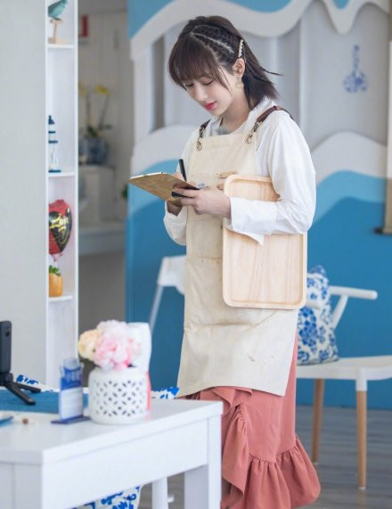 杨紫短衬衣搭配半边裙，高挑纤细，越来越美