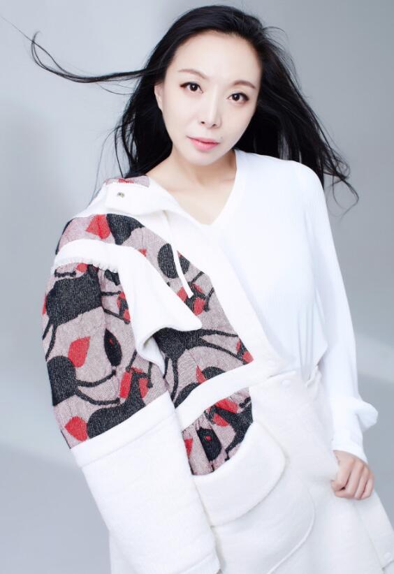 她2岁被生父抛弃!当红时章子怡只配给她伴舞!如今身价数十亿