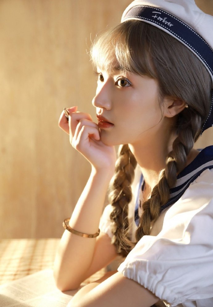 大眼可爱萌妹子双马尾水手服写真图片