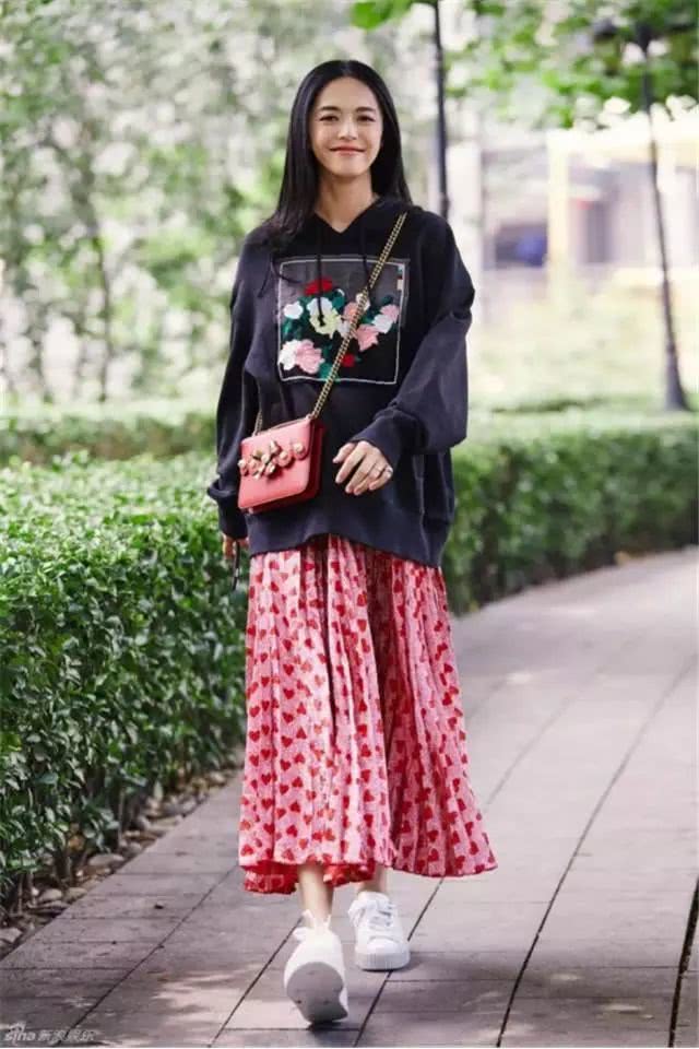 流行服饰别瞎买,40岁后的女人穿这几套更时尚显气质