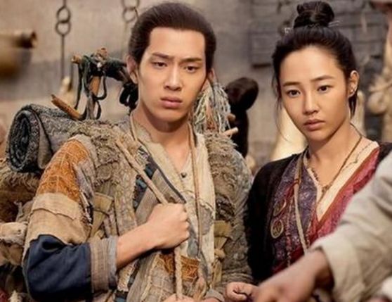 他出生28天被父母抛弃,靠奶奶捡垃圾养大,如今成当红明星