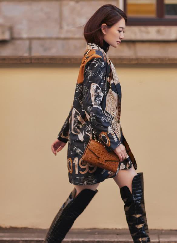 李小冉复古印花外套搭配过膝皮靴，全身打扮女神范十足。