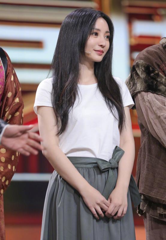 柳岩最新造型换画风，从省布料的熟女到扮嫩学生妹，但她真不适合