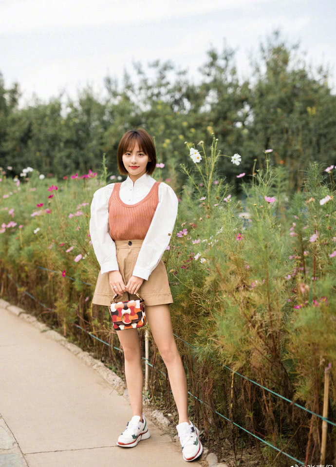 张嘉倪一身清纯装扮配上可爱的短发,秒变青春少女