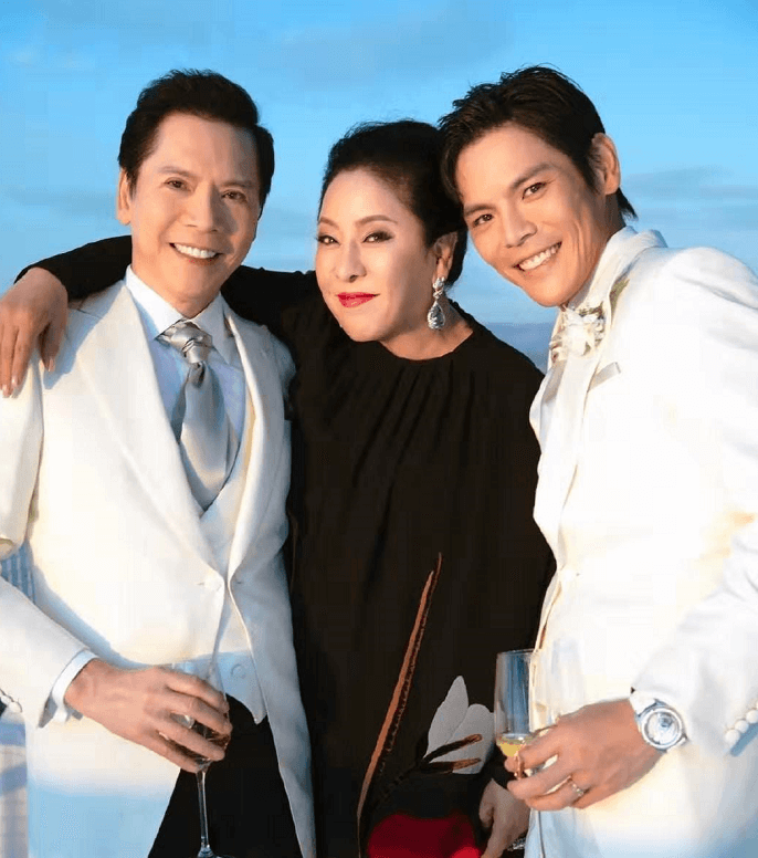 向太补发儿子婚礼照，三位白衣男子相似度太高，郭爸嫁女惹人心疼