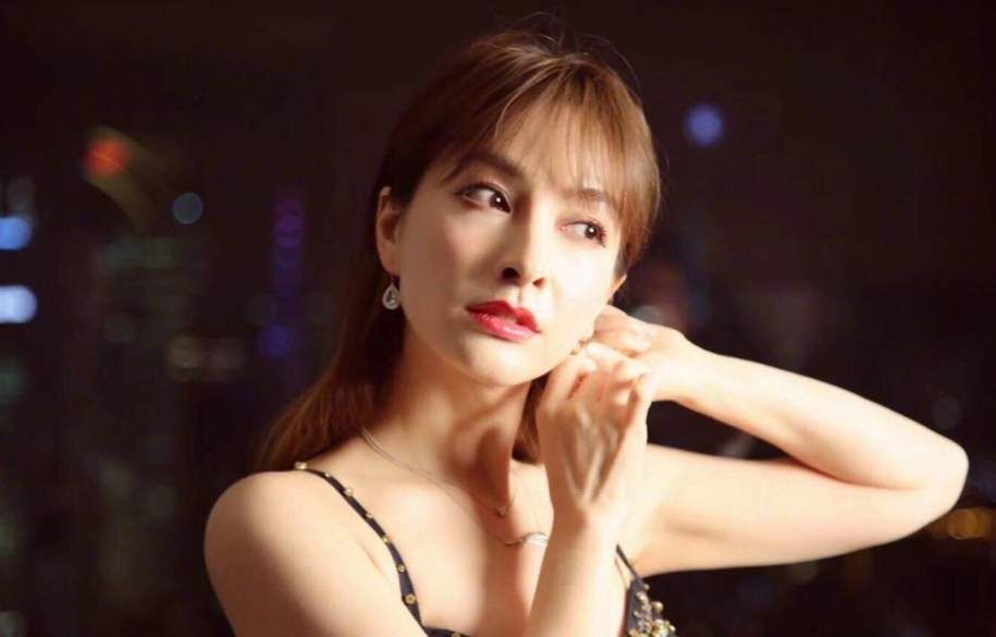 吴昕很委屈,节目中因卖礼物一事向钟汉良道歉,被网友质疑蹭热度