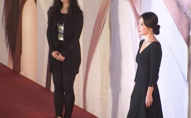 宋慧乔穿碎花连衣裙出席活动,长卷发气质优雅