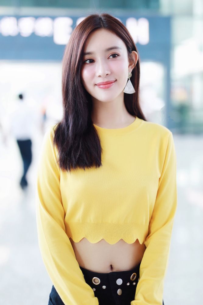 孟子义小姐姐机场街拍，穿露脐装秀天鹅颈，搭配中暗藏小心机