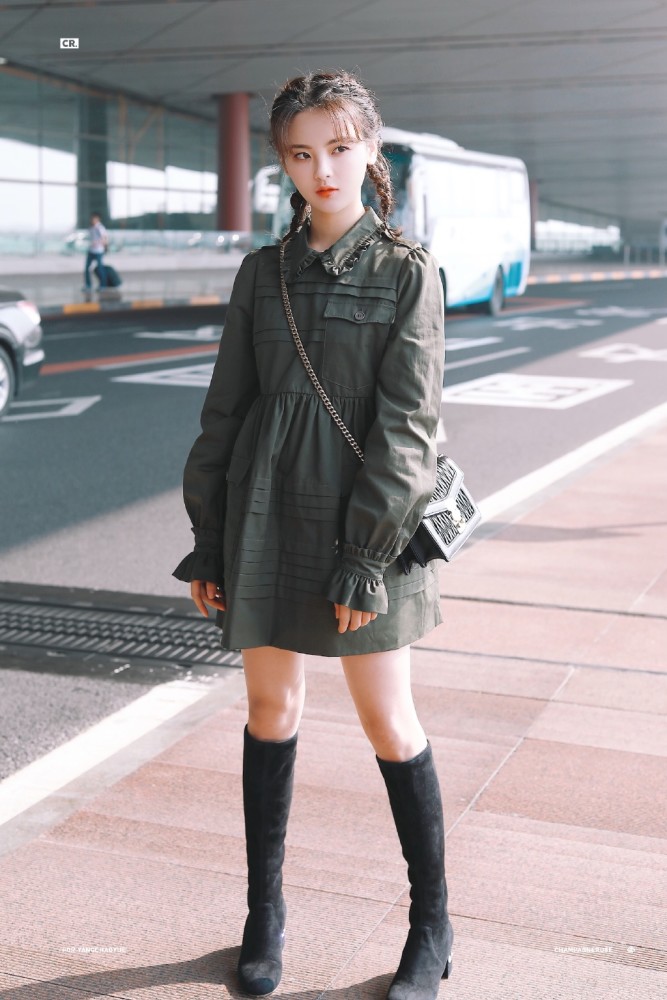 杨超越羊角辫造型启程时装周，换个发型意外惊艳