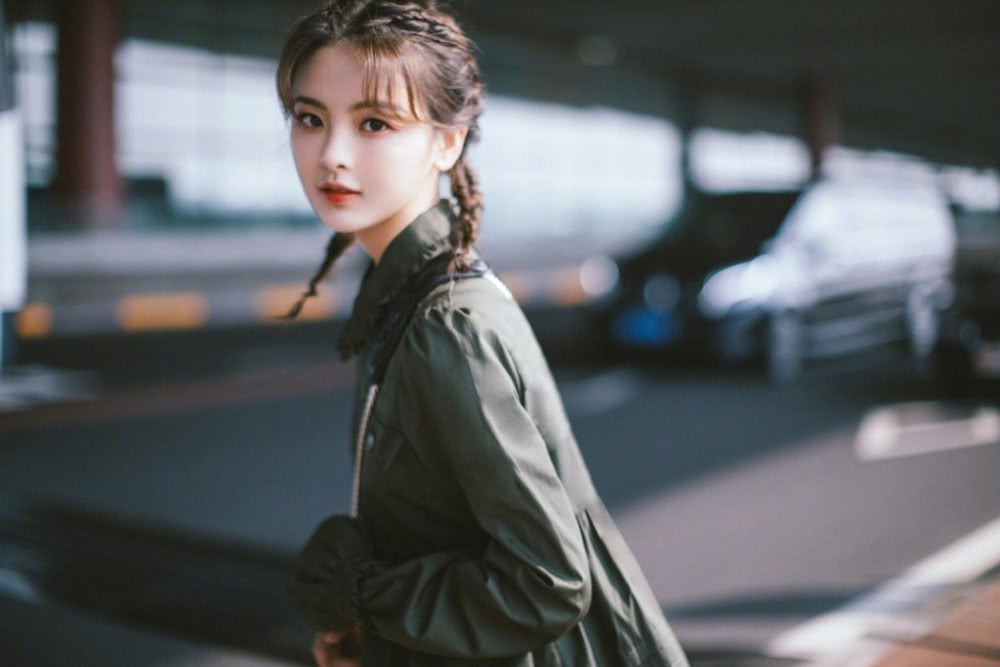 杨超越羊角辫造型启程时装周，换个发型意外惊艳