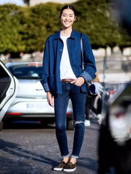 刘雯初秋时尚街拍,高领毛衣配短裤性感又撩人