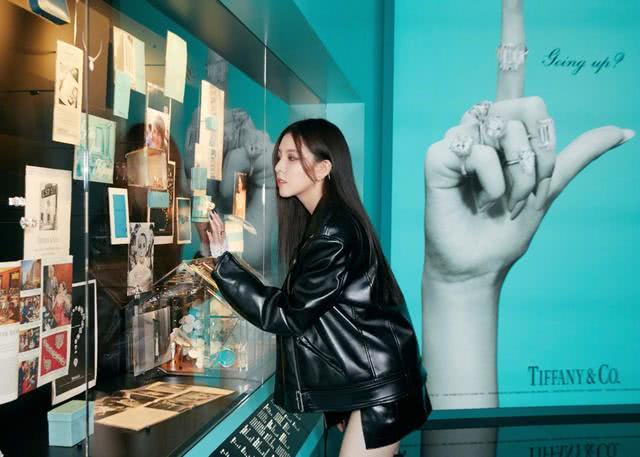 宋妍霏复古皮衣+过膝长靴+烟熏妆,清纯小花也酷范十足