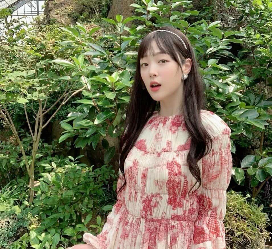 崔雪莉浪漫穿搭精致优雅，发型发色潮力四射