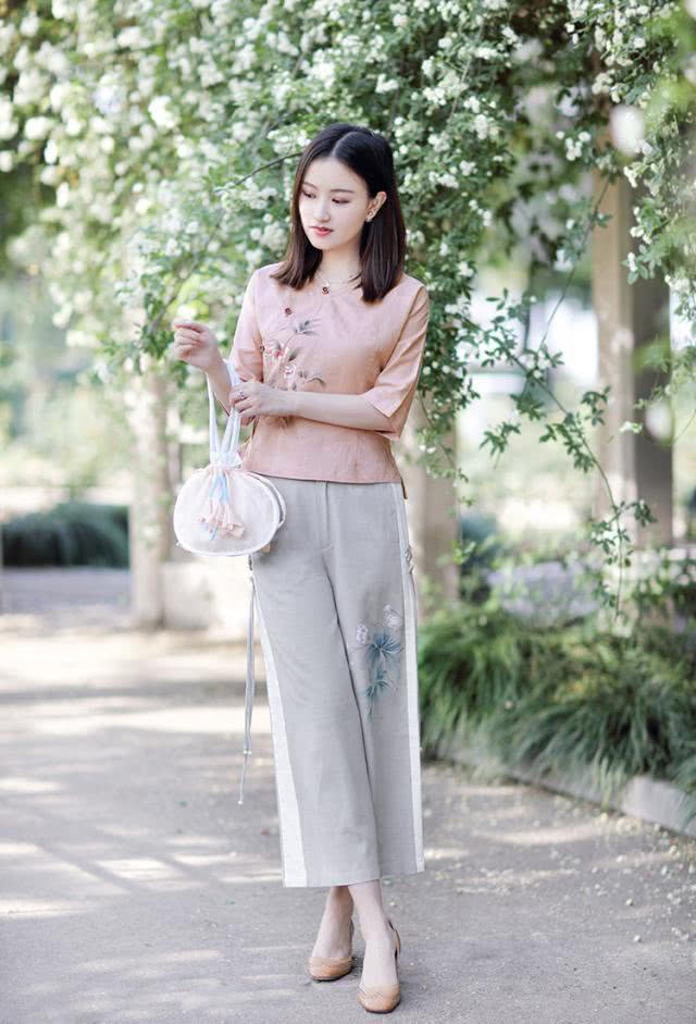 2019年秋天“阔腿裤”继续流行，搭配中式上衣优雅又知性