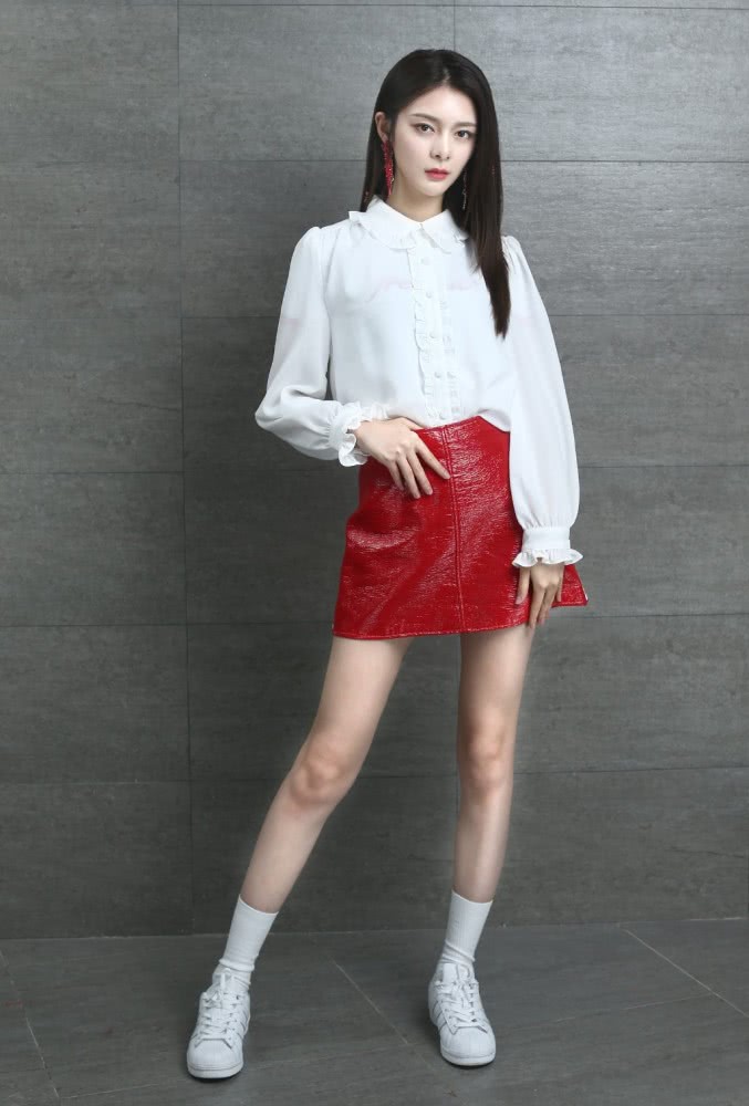 傅菁穿白色衬衣吊带裙配中筒袜，双腿细成了竹竿