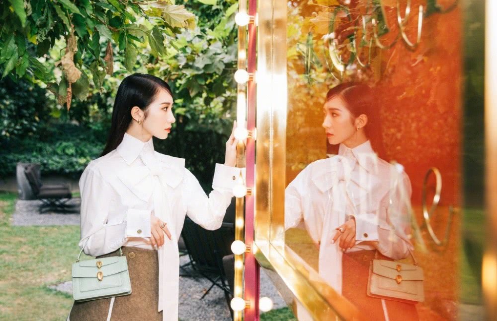 孟美岐衬衫搭配半身裙,双腿真细