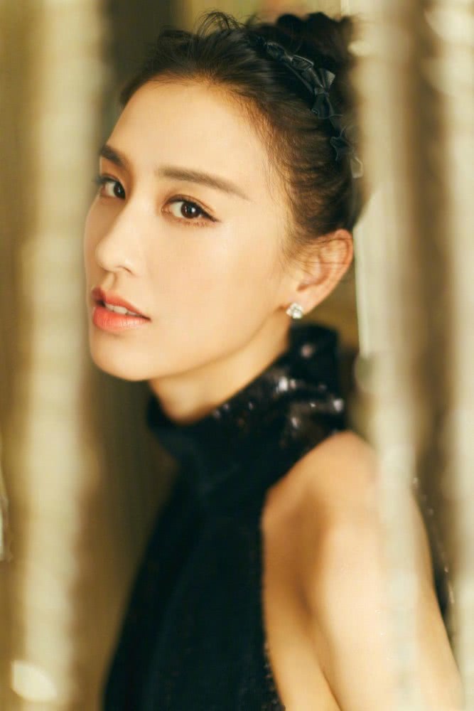 黄圣依最新写真,如同塑料袋的黑色礼服只有她的颜值和气质才能hold住