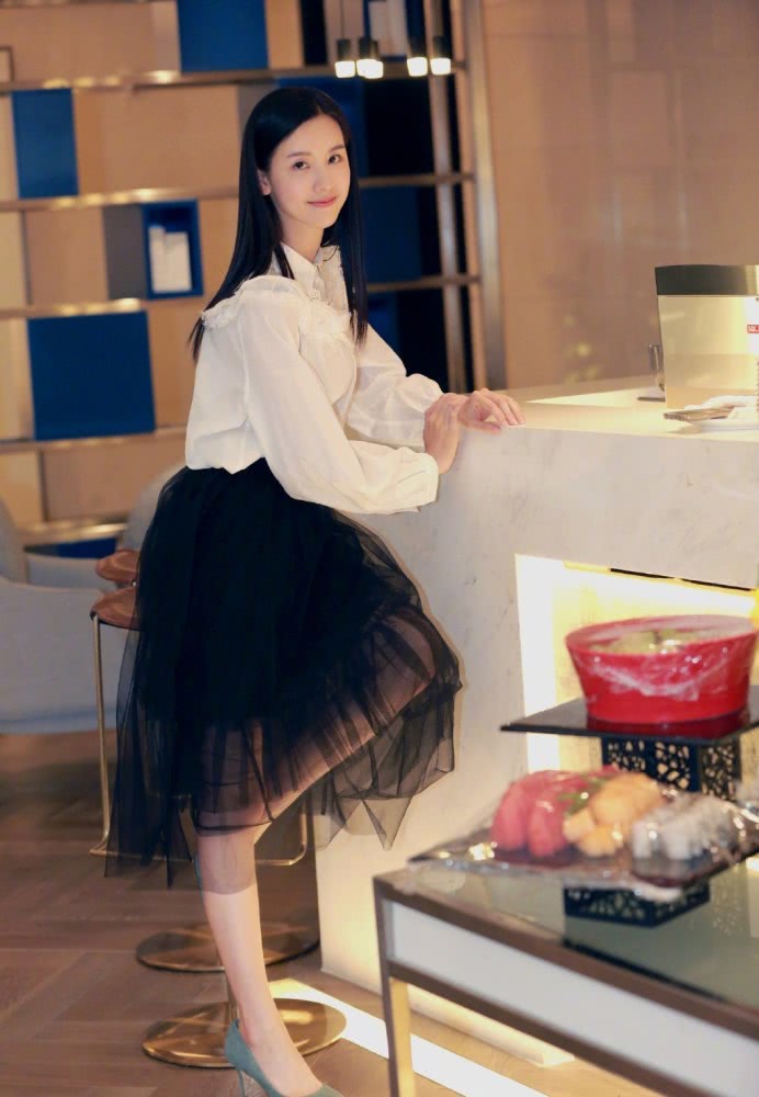 陈都灵穿黑T配百褶裙，少女感不输当年