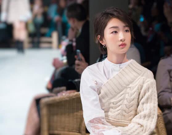 周冬雨惊艳伦敦时装周,小个子穿出了1米八的气场