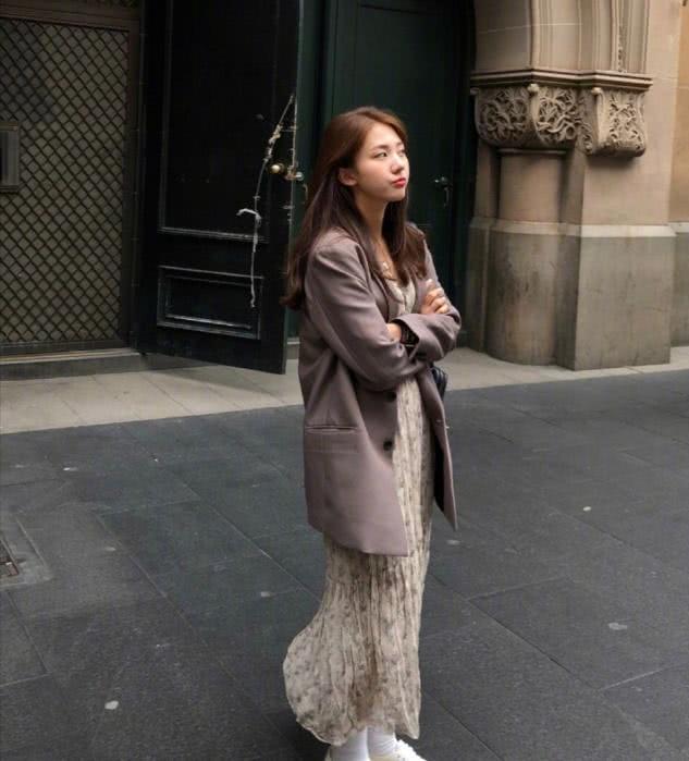 女人服装搭配风格要多变，混搭风成为穿搭新风尚