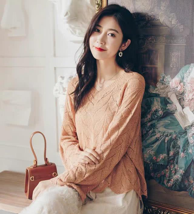 秋天怎么穿？用纯色毛衣温暖你的衣橱