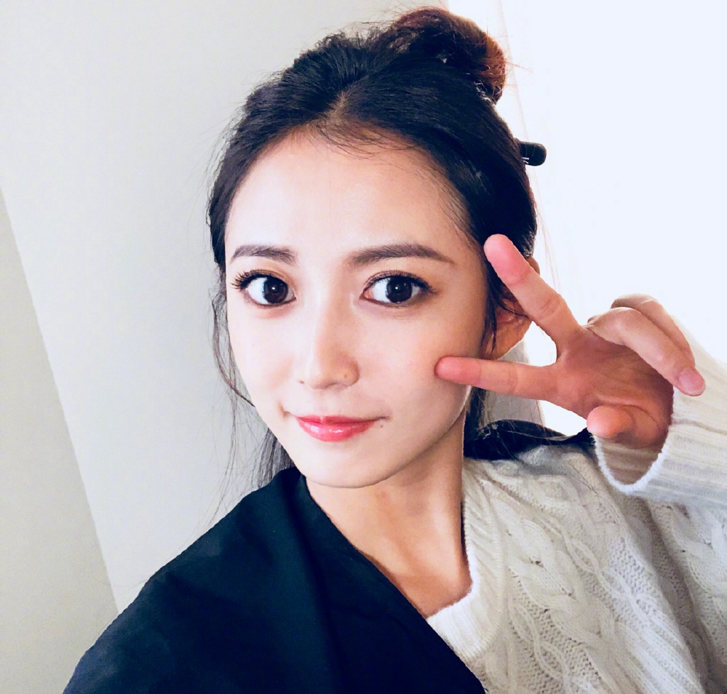 陈钰琪化妆间俏皮可爱自拍图片