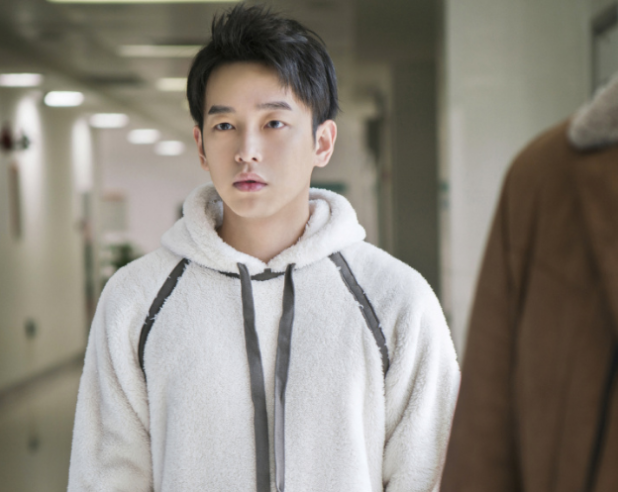 彭昱畅大学期间堪称盛世美颜!被小姐姐包围超幸福,粉丝彻底酸了