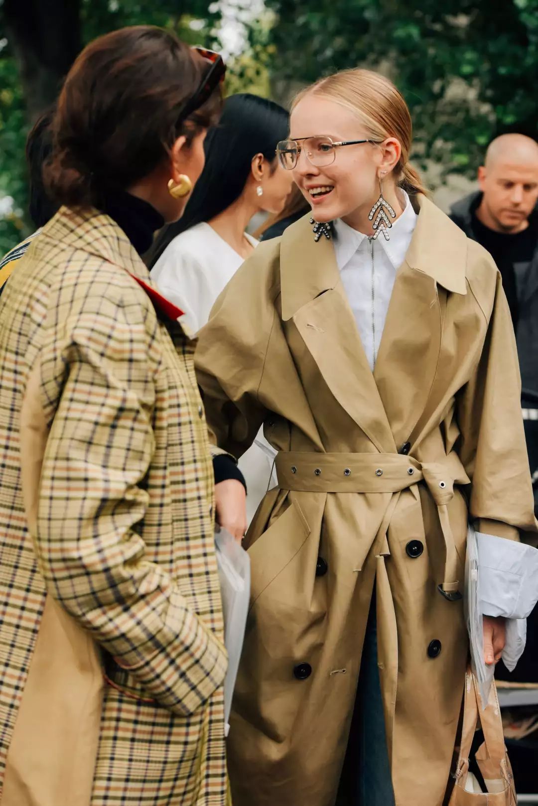 风衣搭配阔腿裤,今秋街拍最潮百搭cp!!!