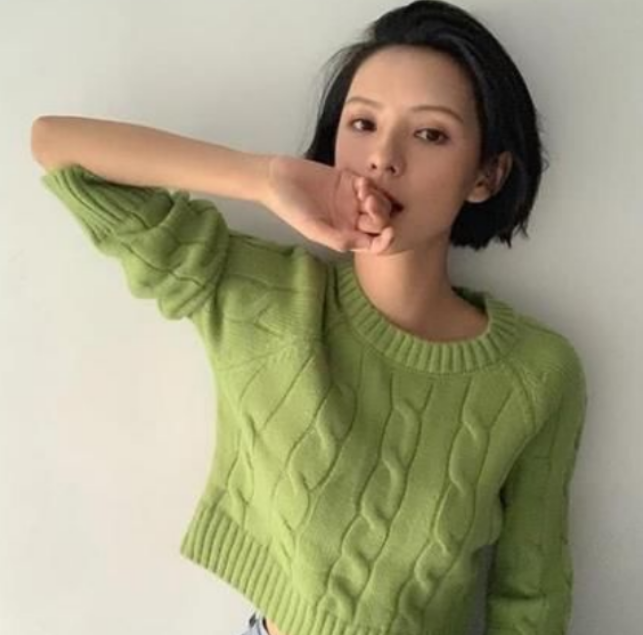 张予曦穿牛油果毛衣简约清新，淡蓝色长袖衬衫很有少女感