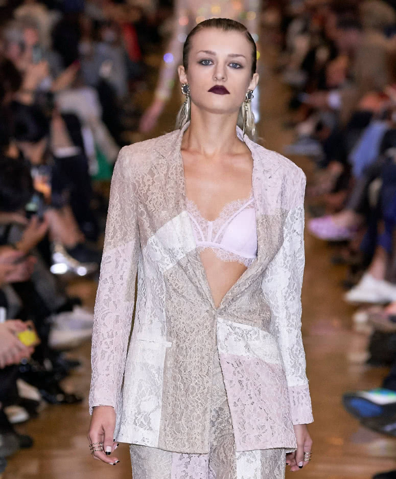 解锁巴黎时装周潮流妆容:水蜜桃气色妆、大地色法式眼影