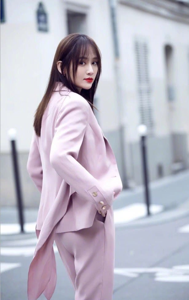 前往巴黎看秀的陈乔恩穿白色西装，气场全开