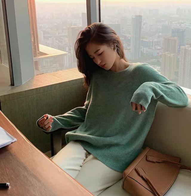 秋天怎么穿？用纯色毛衣温暖你的衣橱