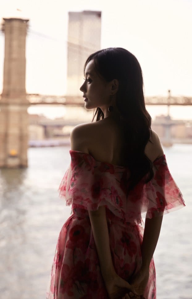 李一桐最新造型,溢出屏幕的少女感,粉色纱裙灵动飘逸